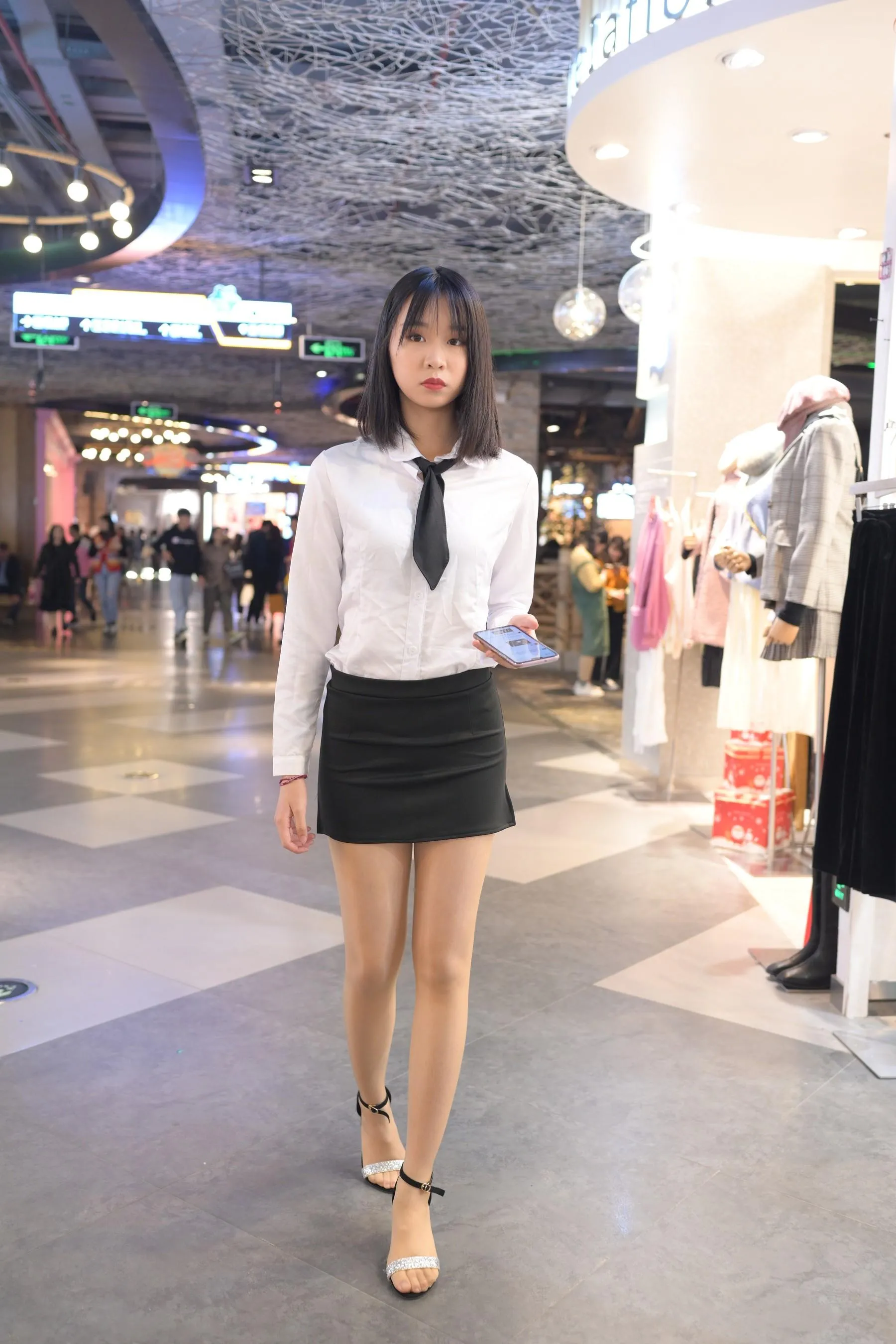 [魔镜街拍] NO.084 程生街拍-商城推销美女长腿肉丝制服 [456P]插图2